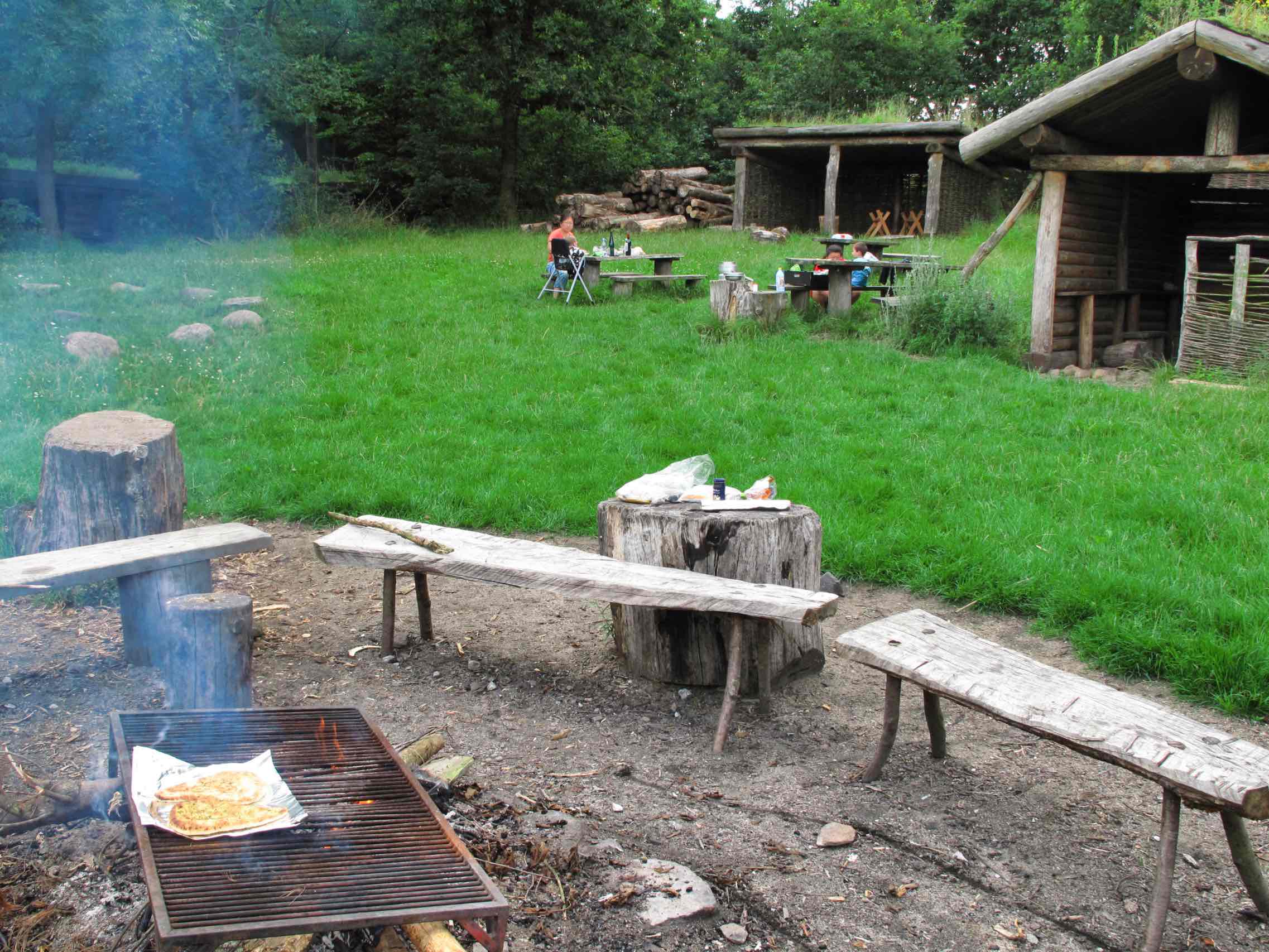 Laksen lægges på grillen